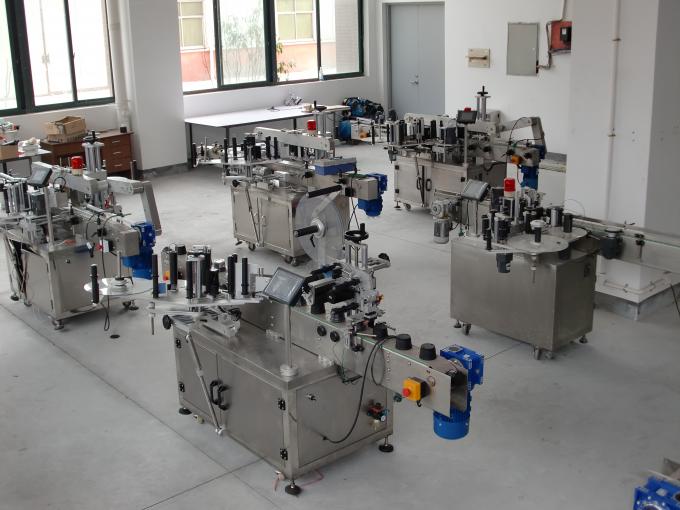 Квадратна боца двострана машина за хоризонтално етикетирање обична или неправилна посуда