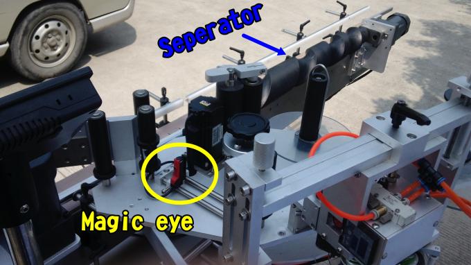 Машина за наношење етикета са лепљивим лаком за округле боце од 220В 1,5ХП 50 / 60ХЗ