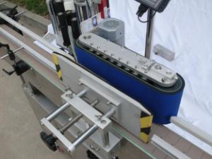 Аутоматска машина за етикетирање округле боце за несуви лепак, машина за етикетирање дрвеног кућишта / паковања за ЦЕ