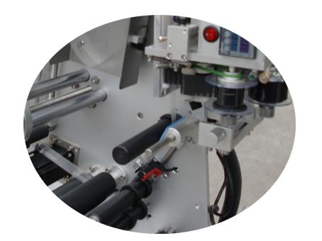 Машина за етикетирање мале бочице од 10 мл са двослојном налепницом са цертификатом