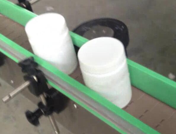 Машина за етикетирање округлих боца, машина за флаширање и етикетирање тегле тегле са шећером