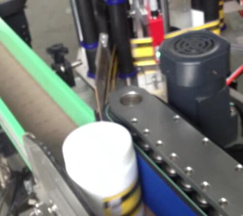 Машина за етикетирање округлих боца, машина за флаширање и етикетирање тегле тегле са шећером