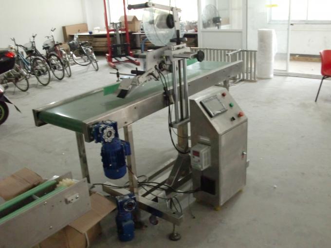 Самољепљива наљепница за наљепнице са равном површином на столу са предметима за храњење на машини за позивање