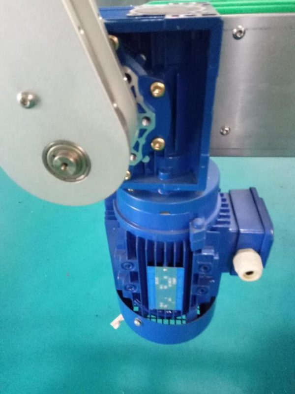 СУС304 Машина за етикетирање квадратних бочица са две стране квадратне налепнице за боце са производима за личну негу