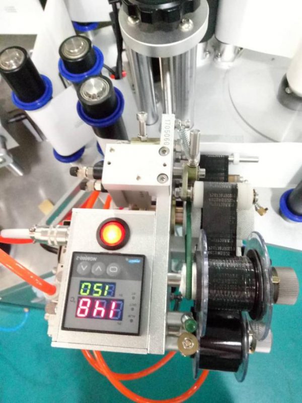 Означи аутоматску машину за етикетирање бочних налепница Доубел са уређајем за позивање и машином за кодирање