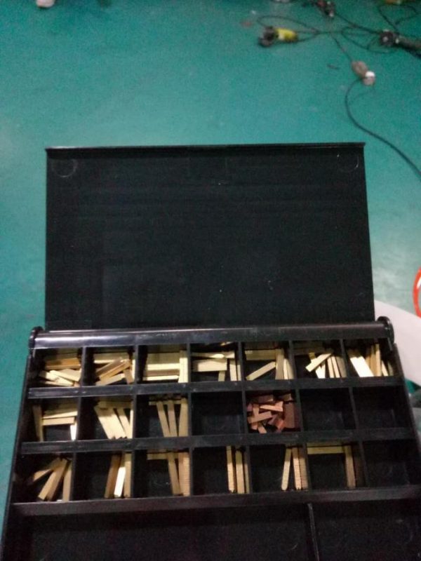 Означи аутоматску машину за етикетирање бочних налепница Доубел са уређајем за позивање и машином за кодирање