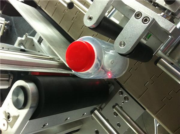 Машина за етикетирање налепница округле боце Павпав / Гуава за поље за пиће