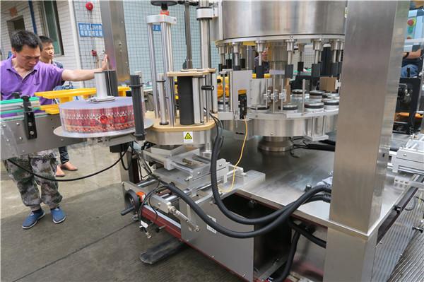 Машина за етикетирање ротационих налепница ЦЕ, једна потпуно аутоматска бочица, крилата