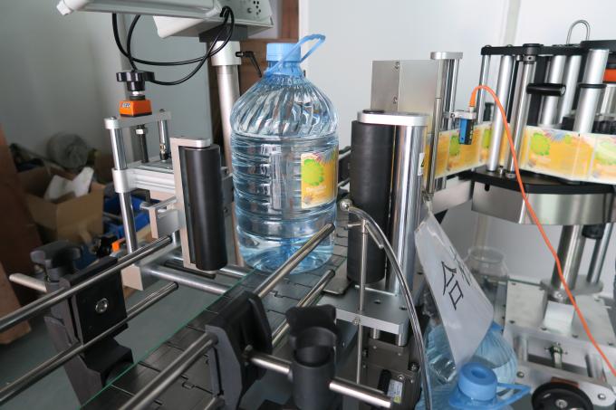 Машина за етикетирање налепница са округлом боцом за пијаћу воду од 5 л, машина за лепљење самолепљивих етикета