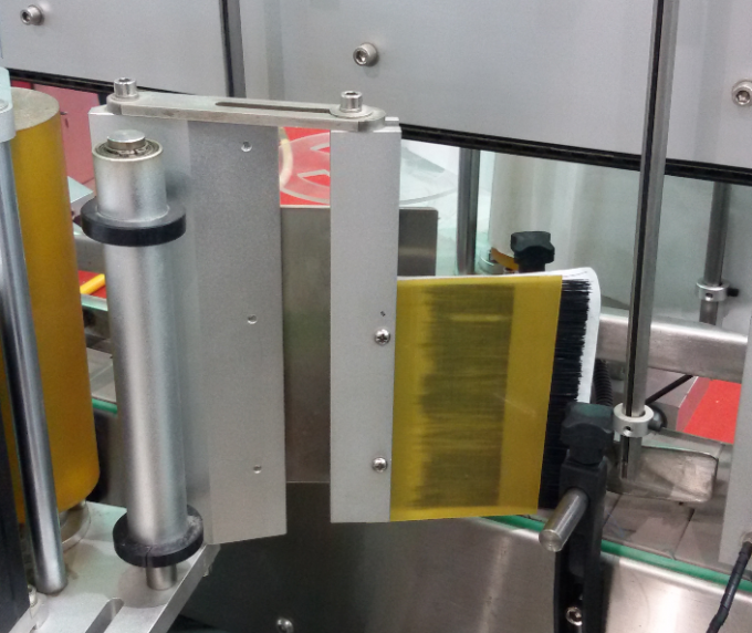 Аутоматска машина за етикетирање двостраних налепница на етикете боца за врећице које стоје