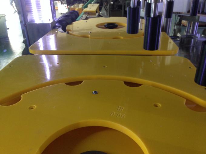 Машина за етикетирање боца вина / пива велике марке, етикета округлих боца