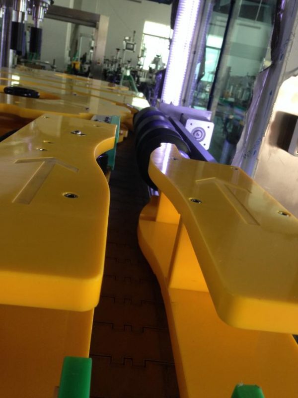 Машина за етикетирање боца вина / пива велике марке, етикета округлих боца