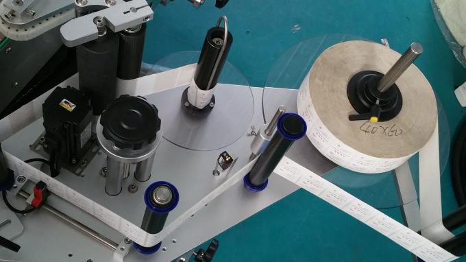 Апликатор налепница за налепнице у облику овалних врећа и боца, машина за самолепљиве налепнице са дугим транспортером