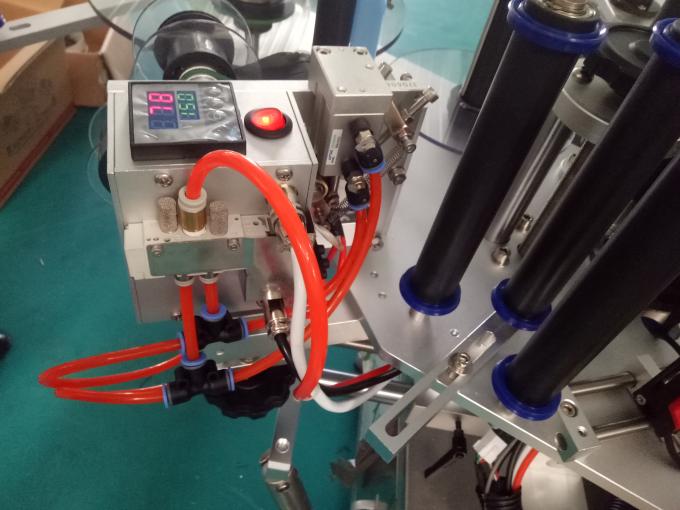 Прилагођена машина за етикетирање са три или двостране налепнице са машином за кодирање