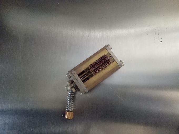 Прилагођена машина за етикетирање са три или двостране налепнице са машином за кодирање