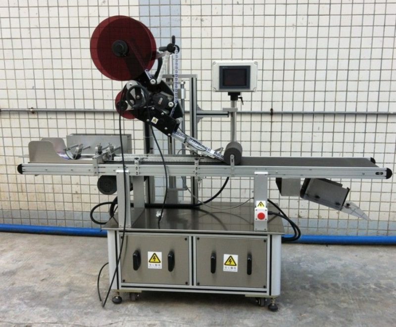 Кина горња машина за етикетирање за маске / нераспрострањене картонске / папирне кесе, апликатор етикета са равном површином добављач