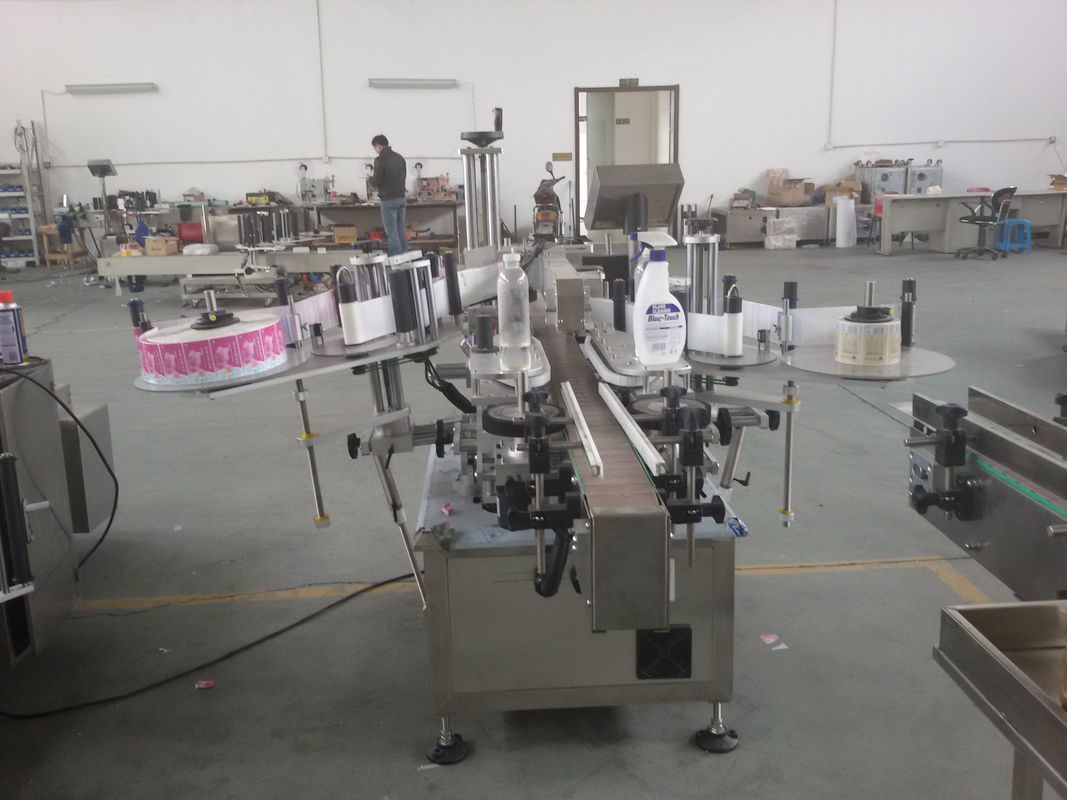 Аутоматска машина за етикетирање двостраних налепница са пластичним и стакленим боцама